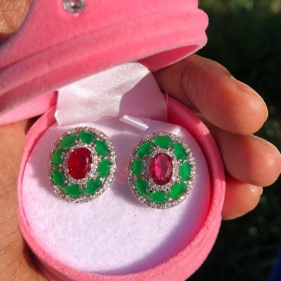 - Gorgeous emerald and ruby studs with Swarovski elements - Picture 4 of 11